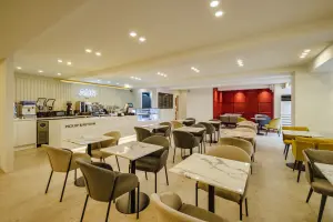 레드 부스석 포인트 모던카페 인테리어